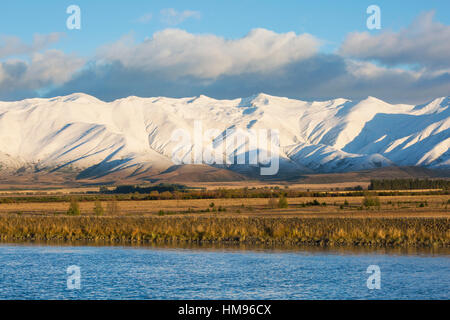 Bereich Ben Ohau getarnt im Herbst Schnee, dem Pukaki-Kanal im Vordergrund, Twizel, Mackenzie District, Canterbury, Neuseeland Stockfoto