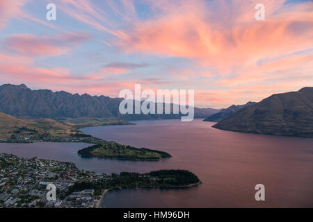 Rosa Wolken über Lake Wakatipu und die Remarkables, Dusk, Queenstown, Queenstown-Lakes District, Otago, Neuseeland Stockfoto