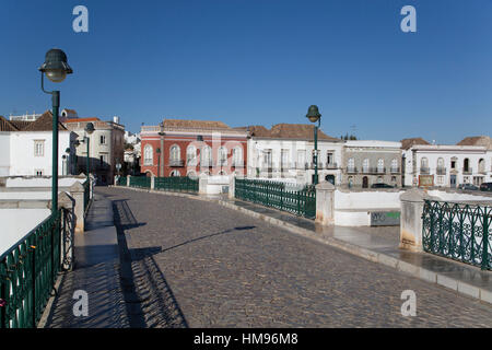 Römische Brücke über den Fluss Gilao, Tavira, Algarve, Portugal Stockfoto