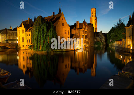 Abend-Reflexionen über Rozenhoedkaai, mit Glockenturm (Belfort), Brügge, West-Flandern, Belgien Stockfoto