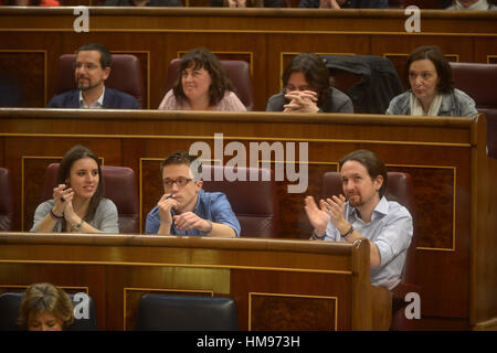 Politiker Pablo Iglesias, Iñigo Errejon, Irene Montero, Rafael Mayoral und Carolina Bescansa während der ersten Plenarsitzung des Abgeordnetenhauses des Gesetzgebers, am 15. März 2016 in Madrid. Stockfoto