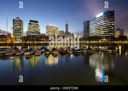 Skyline der Stadt vom Yachthafen von Puerto Madero bei Nacht, San Telmo, Buenos Aires, Argentinien, Südamerika Stockfoto