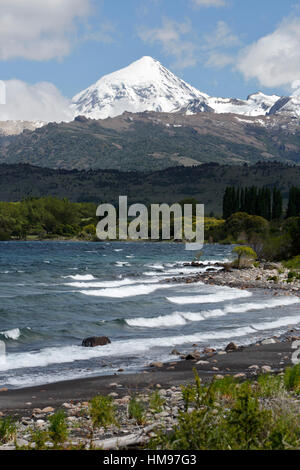 Lanin Vulkan und Lago Huechulafquen, Nationalpark Lanin, in der Nähe von Junin de Los Andes, The Lake District, Argentinien, Südamerika Stockfoto