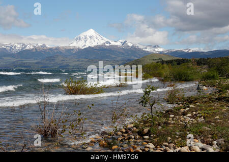 Lanin Vulkan und Lago Huechulafquen, Nationalpark Lanin, in der Nähe von Junin de Los Andes, The Lake District, Argentinien, Südamerika Stockfoto