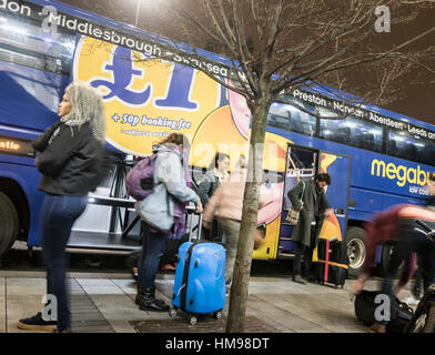 Megabus, bietet Tarife für weniger als £1, am Drop off und Abholstelle in Newcastle Upon Tyne, England. UK Stockfoto