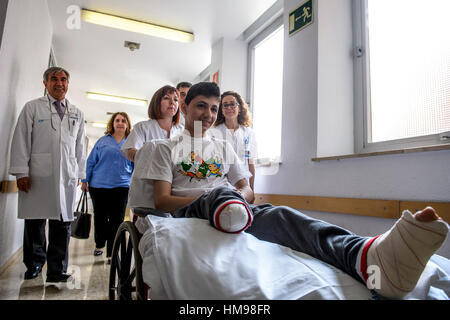 Die syrischen Wissam Al-Awaji mit dem Ärzteteam der Klinik 12 de Octubre in Madrid. 23.05.2016 Stockfoto