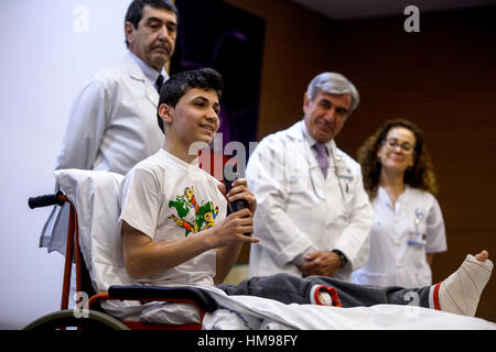 Die syrischen Wissam Al-Awaji mit dem Ärzteteam der Klinik 12 de Octubre in Madrid. 23.05.2016 Stockfoto