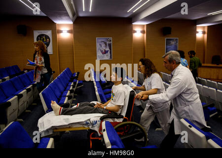 Die syrischen Wissam Al-Awaji mit dem Ärzteteam der Klinik 12 de Octubre in Madrid. 23.05.2016 Stockfoto