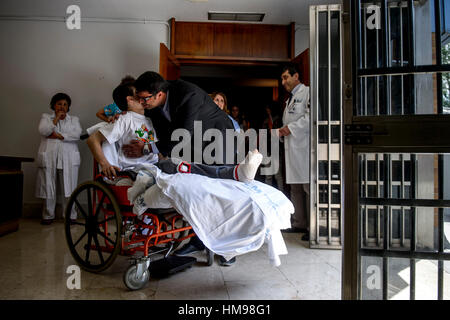 Die syrischen Wissam Al-Awaji mit dem Ärzteteam der Klinik 12 de Octubre in Madrid. 23.05.2016 Stockfoto