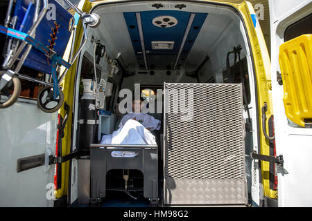 Die syrischen Wissam Al-Awaji mit dem Ärzteteam der Klinik 12 de Octubre in Madrid. 23.05.2016 Stockfoto