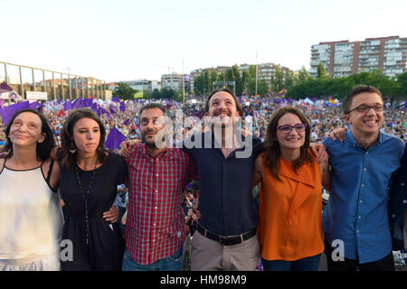 Politiker Carolina Bescansa, Irene Montero, Pablo Iglesias, Monica Oltra und Iñigo Errejon besuchen die Schließung der Kampagne Wahl Unidos Podemos Partei für die spanischen Parlamentswahlen in Madrid, auf Freitag, 24. Juni 2016. Stockfoto