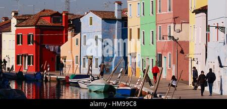 Reihe von bunten Häusern am Kanal auf der Insel Burano, Venedig Stockfoto