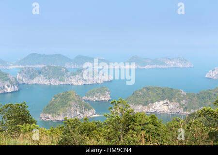 Ein Blick auf die spektakulären Kalkstein Karstformationen in Lan-Ha-Bucht, Halong Bucht, Vietnam Stockfoto