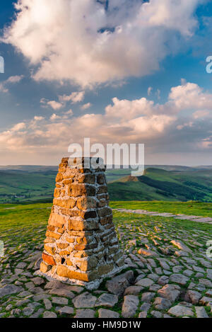 Triglyzerid Punkt auf dem Gipfel des Mam Tor mit Blick auf die Vale Edale, Peak District National Park, Derbyshire, England Stockfoto