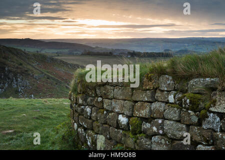 Der Hadrianswall bei Stahl-Rigg mit Blick auf Peel Crag, Nationalpark Northumberland, England Stockfoto