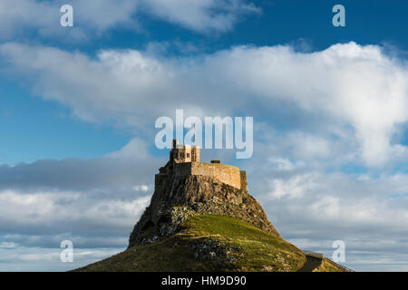 Holy Island (Lindisfarne) Burg, an der Küste von Northumberland. Die Burg liegt auf einem vulkanischen Hügel als Beblowe Craig bekannt, stammt aus dem 16. Jahrhun Stockfoto