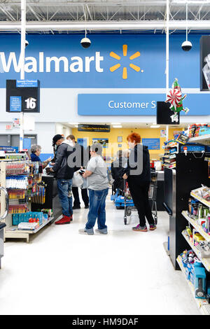 Personen in einer Schlange oder Warteschlange in einem Walmart-Geschäft. Oklahoma, USA. Stockfoto