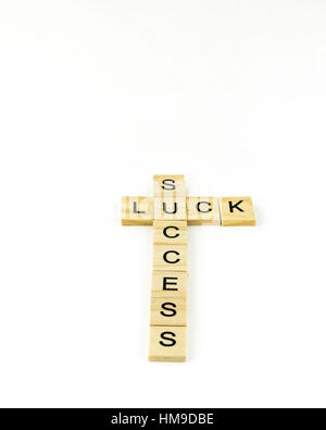 Konzept also Erfolg und Glück ausgeschrieben Kreuzworträtsel Stil auf Holzblöcken. Ausschnitt. Stockfoto