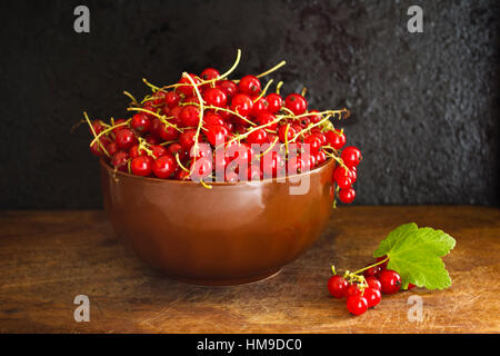 Rote Johannisbeeren in eine Schüssel geben Stockfoto