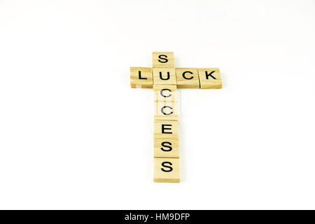 Die Wörter Erfolg und Glück geschrieben, Kreuzworträtsel Stil auf Holzblöcken. Ausschnitt. C, konzeptionelle. Stockfoto