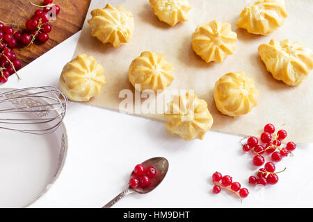 Eclairs mit Sahne und Beeren Stockfoto