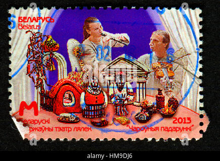 GOMEL, Weißrussland, zeigt 1. Februar 2017, Stempel gedruckt in Belarus das staatliche Puppentheater, ca. 2013. Stockfoto