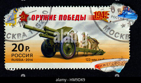 Briefmarke gedruckt in Russland zeigt Bild der 122-mm-Haubitze M1938 (m-30) war eine sowjetische 121.92 (4,8 Zoll)-mm-Haubitze, ca. 2014. Stockfoto