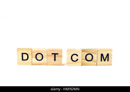 Hölzerner Block Buchstaben Dot Com auf einem weißen Hintergrund. Konzept, konzeptionelle. Stockfoto