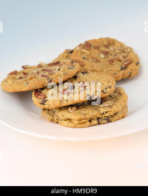 Ein Teller mit warmen, frischen Pecan Schokoladenkekse auf eine Untertasse. im Innenbereich. USA. Stockfoto