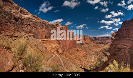 Biker auf Shafer Trail Serpentinen im Shafer Canyon, Island in the Sky, Canyonlands Nat Park, Utah, USA Stockfoto