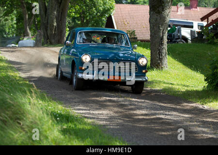 Rallye Auto mit voller Geschwindigkeit auf einer unbefestigten Straße in Schweden Stockfoto