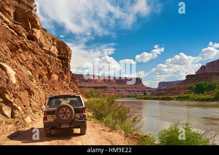 Fahrzeug auf weißen Rim Road über Green River in Labirynth Canyon, Canyonlands National Park, Utah, USA Stockfoto