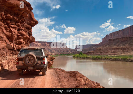 4WD Fahrzeug auf der White Rim Road über den Green River in Labirynth Canyon, Canyonlands National Park, Utah, USA Stockfoto