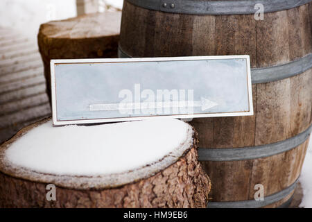 blaue Holzschild mit Pfeil auf Baumstumpf Stockfoto