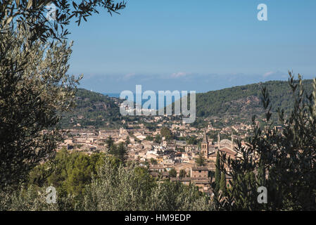 Stadt Soller, Mallorca, die mit dem Meer im fernen Hintergrund von oben gesehen Stockfoto