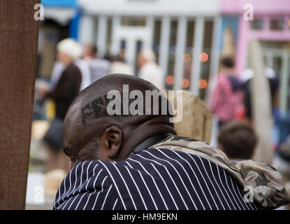 Ein Mann mit dem Wort Angst rasiert auf dem Kopf. Stockfoto