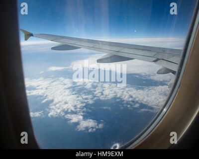 Blick auf weißen Wolken durch Flugzeug Fenster fliegen Stockfoto