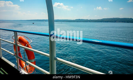 Rettungsring an Bord eines Schiffes am blauen Himmelshintergrund Stockfoto