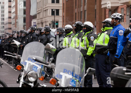 Metropolitan Police stehen in Formation gegen Demonstranten während 2017 Presidential Inauguration - Washington, DC USA Stockfoto