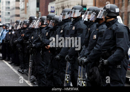 Metropolitan Police in Aufruhr Getriebe stehen in Formation während Eröffnungstag Proteste - Washington, DC USA Stockfoto