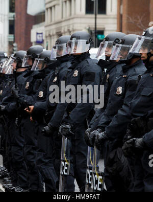 Metropolitan Police in Aufruhr Getriebe stehen in Formation während Eröffnungstag Proteste - Washington, DC USA Stockfoto