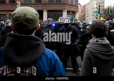 Metropolitan Police in Aufruhr Getriebe stehen in Formation während Eröffnungstag Proteste - Washington, DC USA Stockfoto