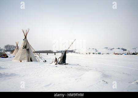 Tipi am Rand des gefrorenen Cannon Ball Flusses, Kanonenkugel, North Dakota, USA, Januar 2017 Stockfoto