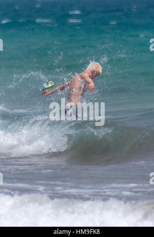 Teenager mit Spaß im Meer. Stockfoto