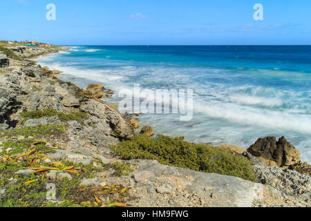 Die Wellen brechen auf die Felsen auf der rauhen Seite östlich der Insel auf der Isla Mujeres, Mexiko. Stockfoto