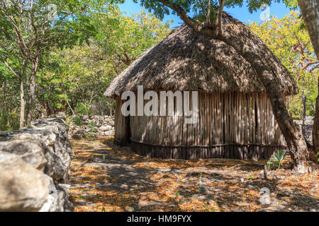 Ein Maya-Haus liegt in der Mitte der Insel auf der Isla Mujeres, Mexiko. Stockfoto