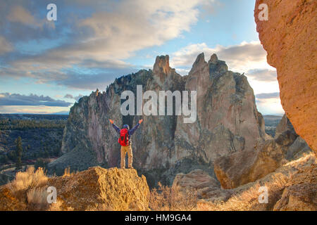 Wanderer feiern den Aufstieg am Oregons Smith Rock mit Armen Stockfoto