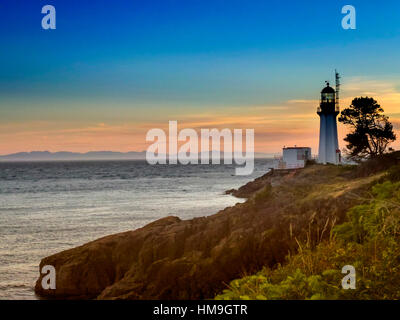 Canada National Historic Building in Vancouver Insel - wunderbare Twilight Sheringham Point Lighthouse Weitwinkelaufnahme, Shirley, BC Kanada 2. Stockfoto