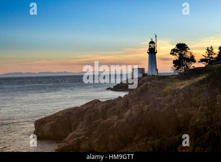 Canada National Historic Building in Vancouver Insel - wunderbare Twilight Sheringham Point Lighthouse Weitwinkelaufnahme, Shirley, BC Kanada 1. Stockfoto