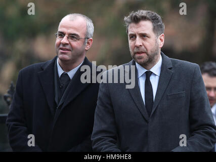 BBC-Moderator Mark Chapman (rechts) und BBC Radio Five Live-Kommentator Ian Dennis kommen für die Trauerfeier für Graham Taylor an Str. Marys Kirche, Watford statt. Stockfoto